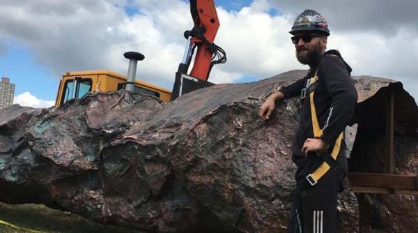 meteoritul sculptorului marius ritiu se prabuseste tocmai la new york