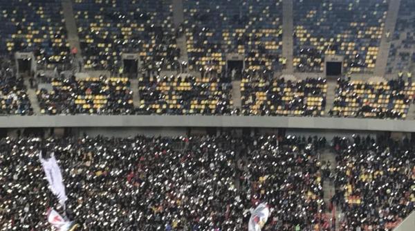 scandal urias la finalul meciului fcsb dinamo suporterii celor doua echipe s au luat la bataie pe teren