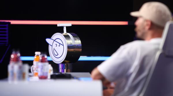 cheloo al doilea jurat care foloseste maneta la iumor am fost favorizat de soarta si nu a fost nevoie sa mai comunic cu el