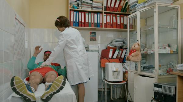 in mangalita primarul vrea sa si dea afara secretara iar sotul directoarei economice se inscrie pe furis la scoala