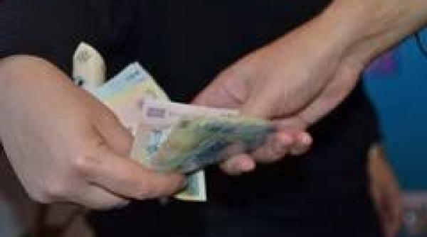 un politist din bistrita a fost prins in timp ce primea mita