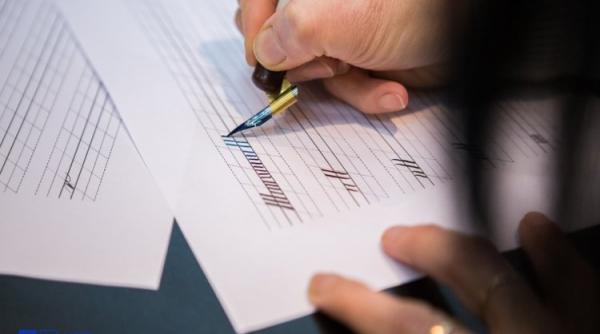 caligrafierea reginei elisabeta expusa alaturi de lucrari de la casa alba in sala mare a icr