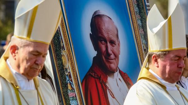 relicva sfantului papa ioan paul al ii lea purtata in procesiune pe strazile capitalei