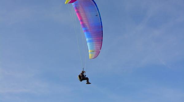 barbat ranit grav dupa ce a cazut cu parapanta la crucea caraiman