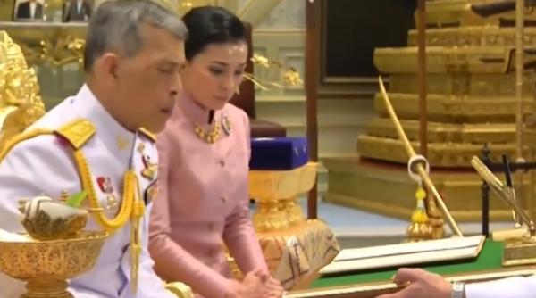 regele thailandei i a retras concubinei sale toate titlurile regale si militare pentru lipsa de loialitate