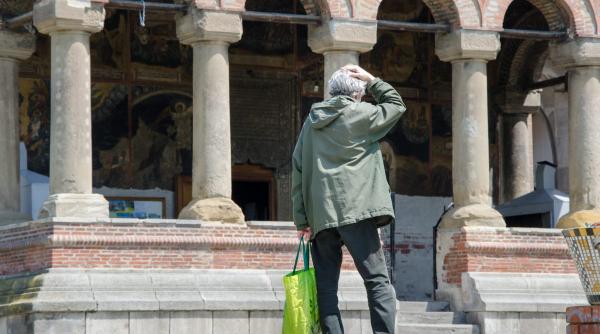 o categorie aparte saracul de bucuresti vrea doar bani