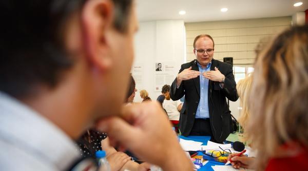 pedagogi scoliti pentru performante de top