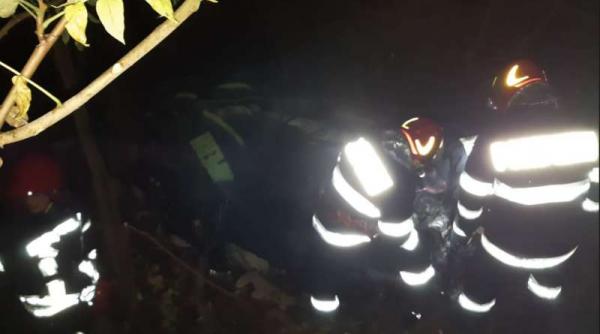 femeie grav ranita dupa ce masina in care se afla a cazut intr o rapa adanca de zece metri
