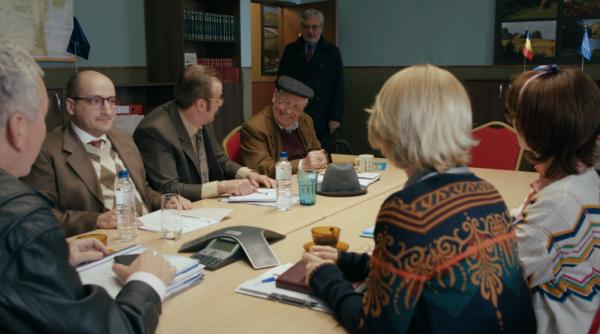 in mangalita primarul vrea sa confiste porcii bolnavi iar de la primarie dispare cutia cu donatii pentru orfani