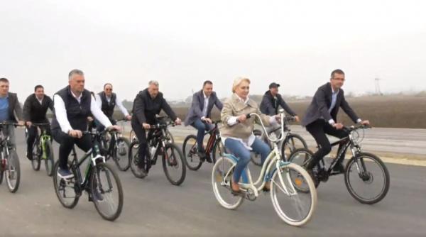 viorica dancila pe bicicleta la inaugurarea primilor kilometri de autostrada din moldova