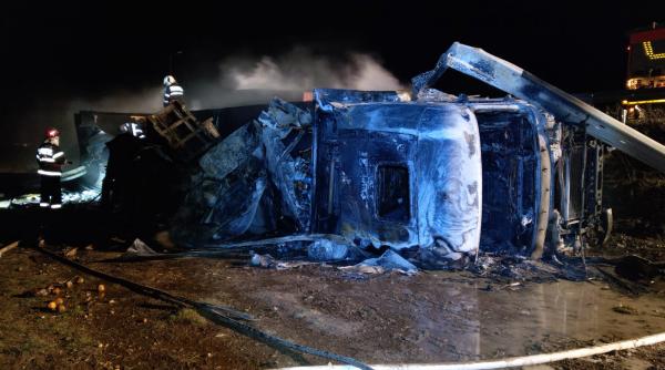 un tir incarcat cu pui congelati a luat foc dupa ce s a rasturnat iesirea de pe autostrada a2 catre a4