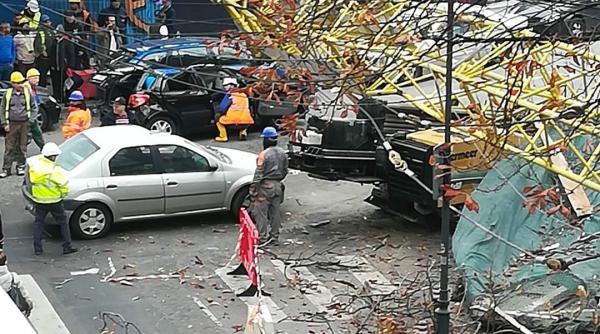 tragedie in bucuresti bratul unei macarale s a prabusit peste o masina in trafic