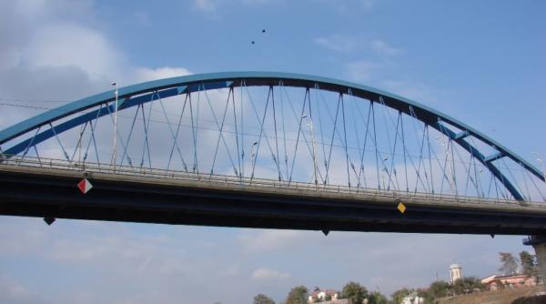 un politist din constanta a reusit sa salveze un tanar in momentul in care s a aruncat de pe un pod