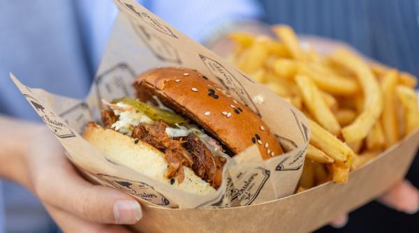 mcdonald s si a concediat ceo ul din cauza relatiei amoroase cu un alt angajat