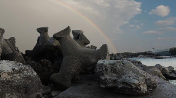 femeie gasita moarta intre stabilopozi in zona plajei trei papuci