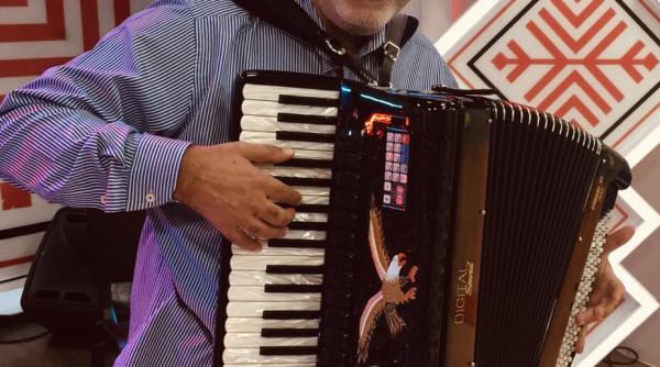 regele acordeonistilor ionica minune concerteaza pe scena teatrului moliere din bruxelles