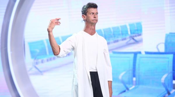 mihai bendeac ii intoarce gestul lui patrick cottet de la prima sa participare pe scena iumor tin sa mentionez ca este un obicei de la hollywood