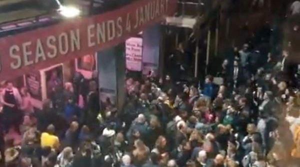 tavanul celebrului teatru piccadilly din londra s a prabusit peste spectatori