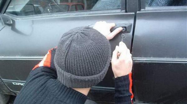 un minor a furat o masina si a avariat alte doua autoturisme in galati