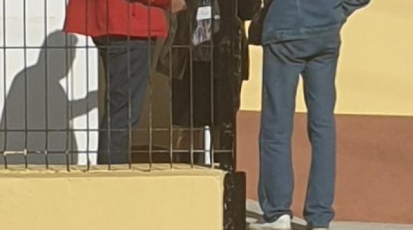 primarul din dumbraveni a fost fotografiat cand dadea bani unui membru al sectiei de votare