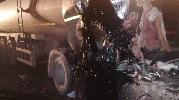 accident pe autostrada a1 o autocisterna cu bitum fierbinte a fost lovita cantitati mari de bitum s au scurs pe asfalt