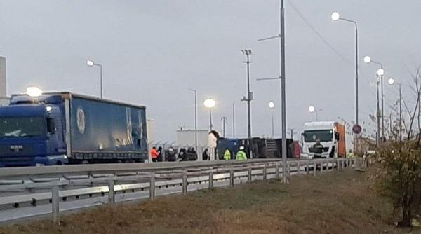 accident in ploiesti o autocisterna cu 26 de tone de motorina a lovit un parapet de beton a acrosat doua tir uri si s a rasturnat