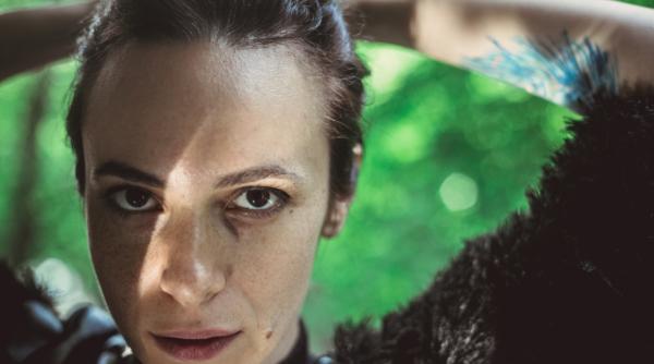 premiera mondiala the birth of violence al romancei ioana paun o provocare pentru spectatori