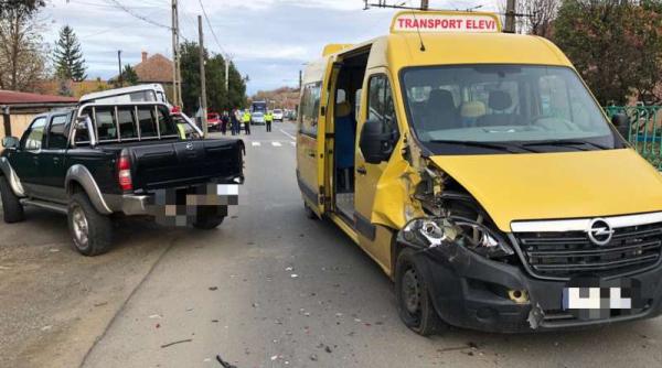 accident de microbuz scolar in arad sapte copii au fost transportati la spital