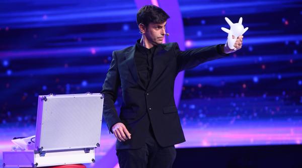 delia uimita de improvizatia unui concurent venit din israel tocmai pe scena iumor trebuie sa fii foarte inteligent sa poti sa faci asta