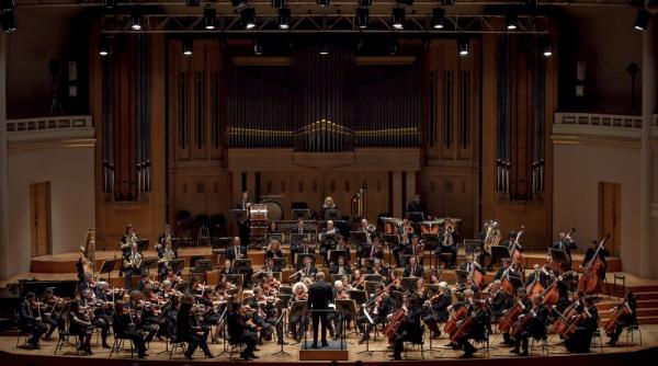 dirijorul cristian macelaru si violoncelistul andrei ionita alaturi de orchestra nationala a belgiei la bozar de ziua nationala a romaniei