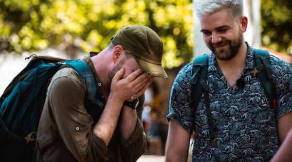 alex abagiu si prietenul lui radu despre experienta asia express poti incepe o ora razand si o termini urland isteric