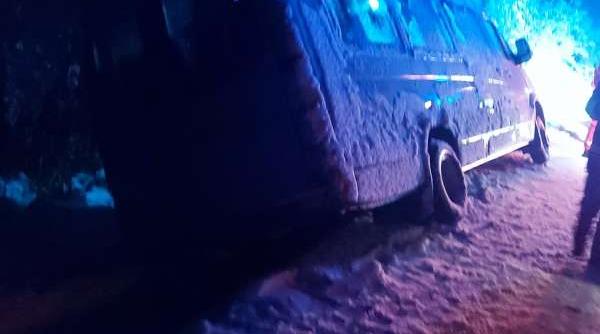 accident grav in vrancea microbuz cu elevi rasturnat in zapada