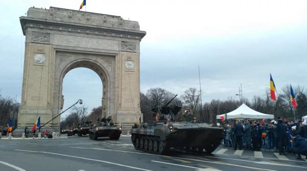 mii de oameni au asistat la parada militara din bucuresti presedintele iohannis a facut o baie de multime