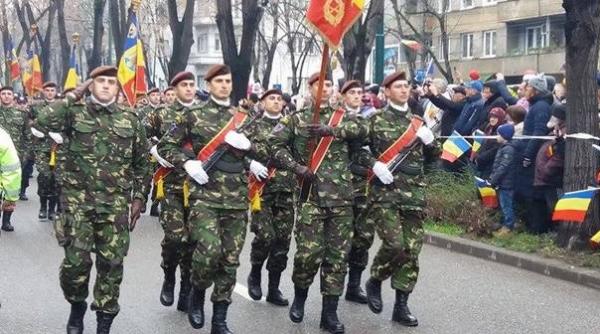panica la arcul de triumf o fetita care asista la parada militara s a pierdut de familie
