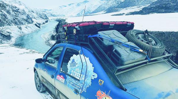 doi romani pleaca in dacie la polul frigului