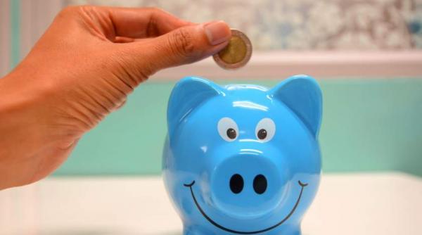 majoritatea elevilor romani pun bani deoparte educatia financiara se face doar in familie