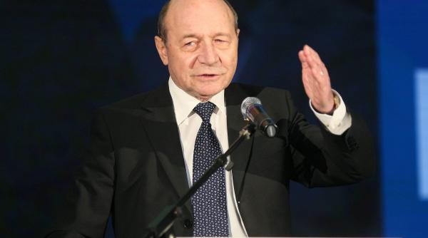 basescu ii ia apararea lui dancila