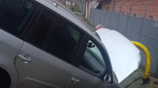 peste 20 de persoane au fost evacuate dupa ce o masina a lovit o teava de gaze