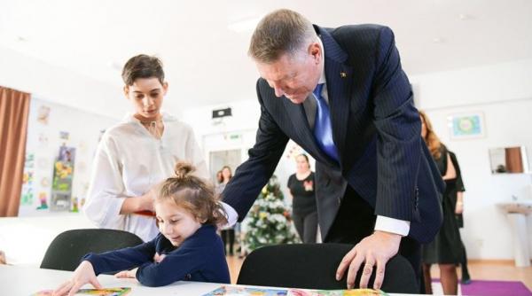 klaus iohannis in vizita la copiii dintr un centru de plasament din bucuresti