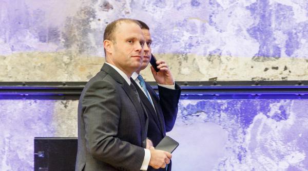 parlamentul european cere demisia imediata a premierului maltez joseph muscat