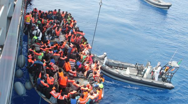nava ocean viking salveaza un nou grup de peste o suta de migranti in apropierea libiei