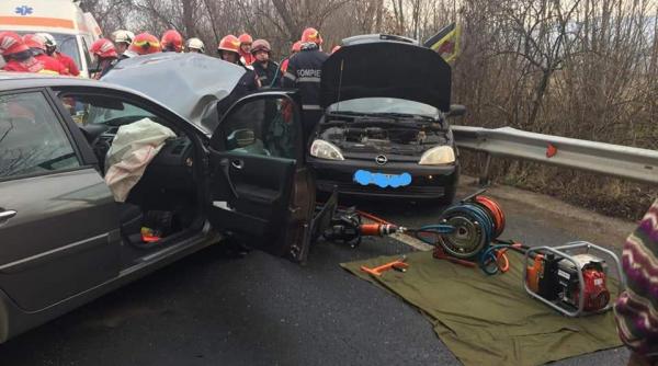 accident in hunedoara trei fetite incarcerate in aceeasi masina au intervenit cu sapte autospeciale