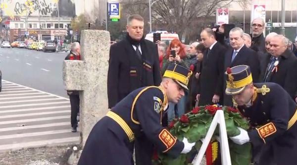klaus iohannis a depus o coroana de flori la troita din piata universitatii in memoria victimelor revolutiei din 1989