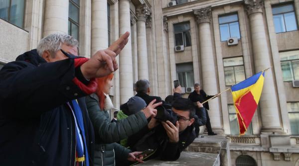 balconul de unde a vorbit ceausescu biroul sau si celulele securitatii vizitate de mii de persoane
