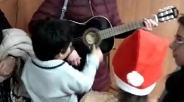 mos craciun a adus daruri si pentru copiii nevoiasi din judetul dambovita