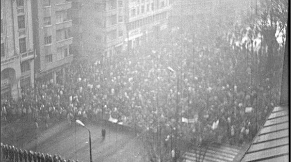 sute de persoane au plecat din piata victoriei intr un mars de comemorare a revolutiei