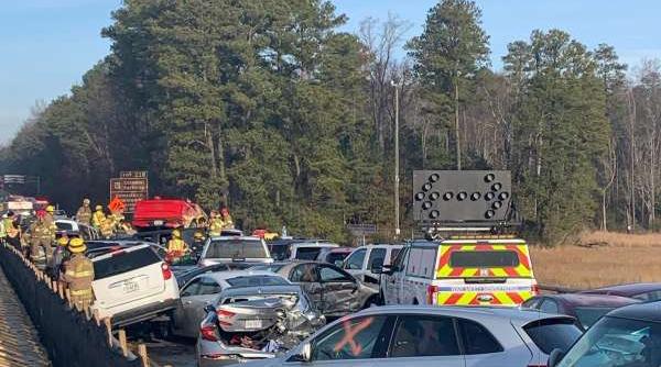 accident in lant cu cel putin 63 de autovehicule pe fondul cetii dense si poleiului in sua