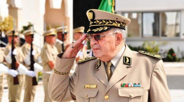 alger sute de persoane si au luat ramas bun de la liderul militar gaid salah