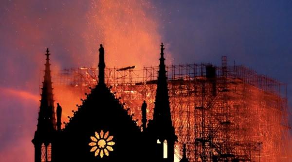 pregatiri la catedrala notre dame din paris schela instalata inainte de incendiu va fi demontata