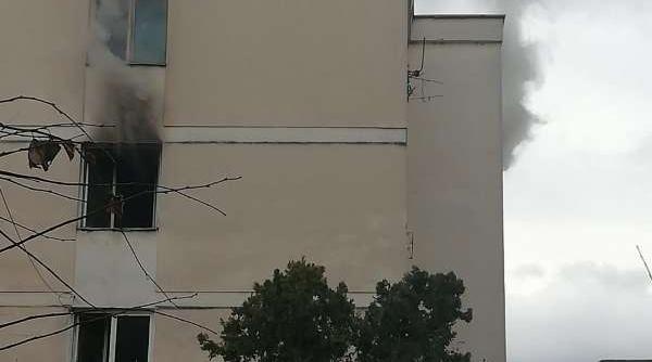 incendiu de proportii la targu mures un bloc a luat foc 36 de locatari evacuati o persoana ranita